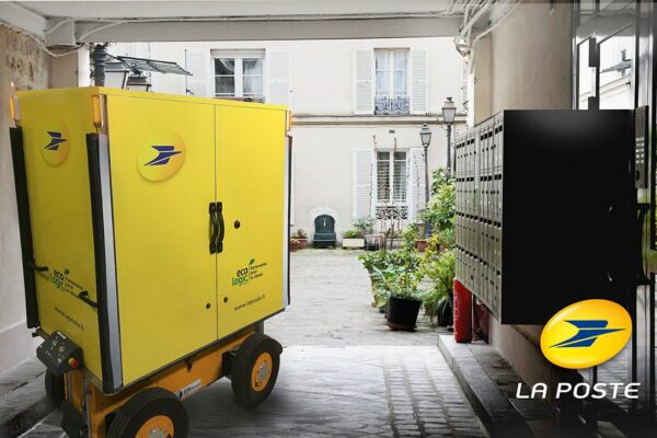 BD--Robot-suiveur-avec-logo-La-Poste